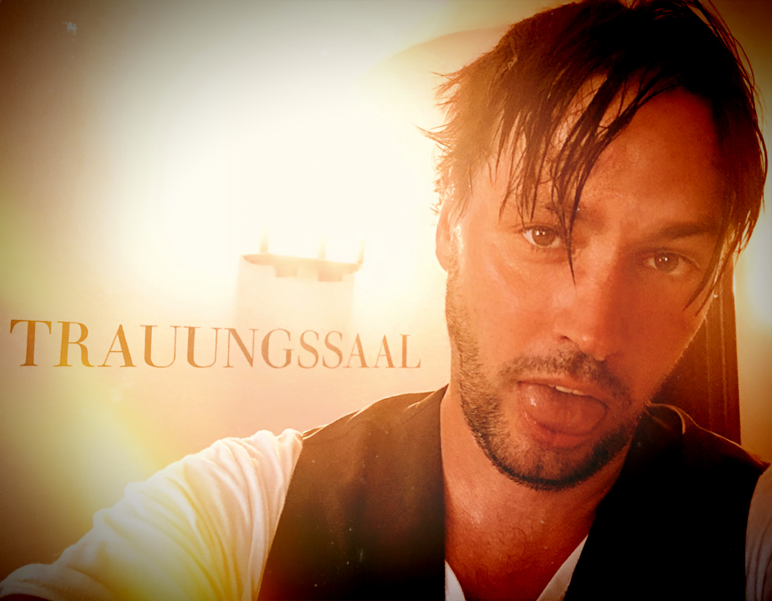 Rico Klemm, erschöpft aber glücklich nach einem emotionalen Live-Gesang im Trauungssaal.