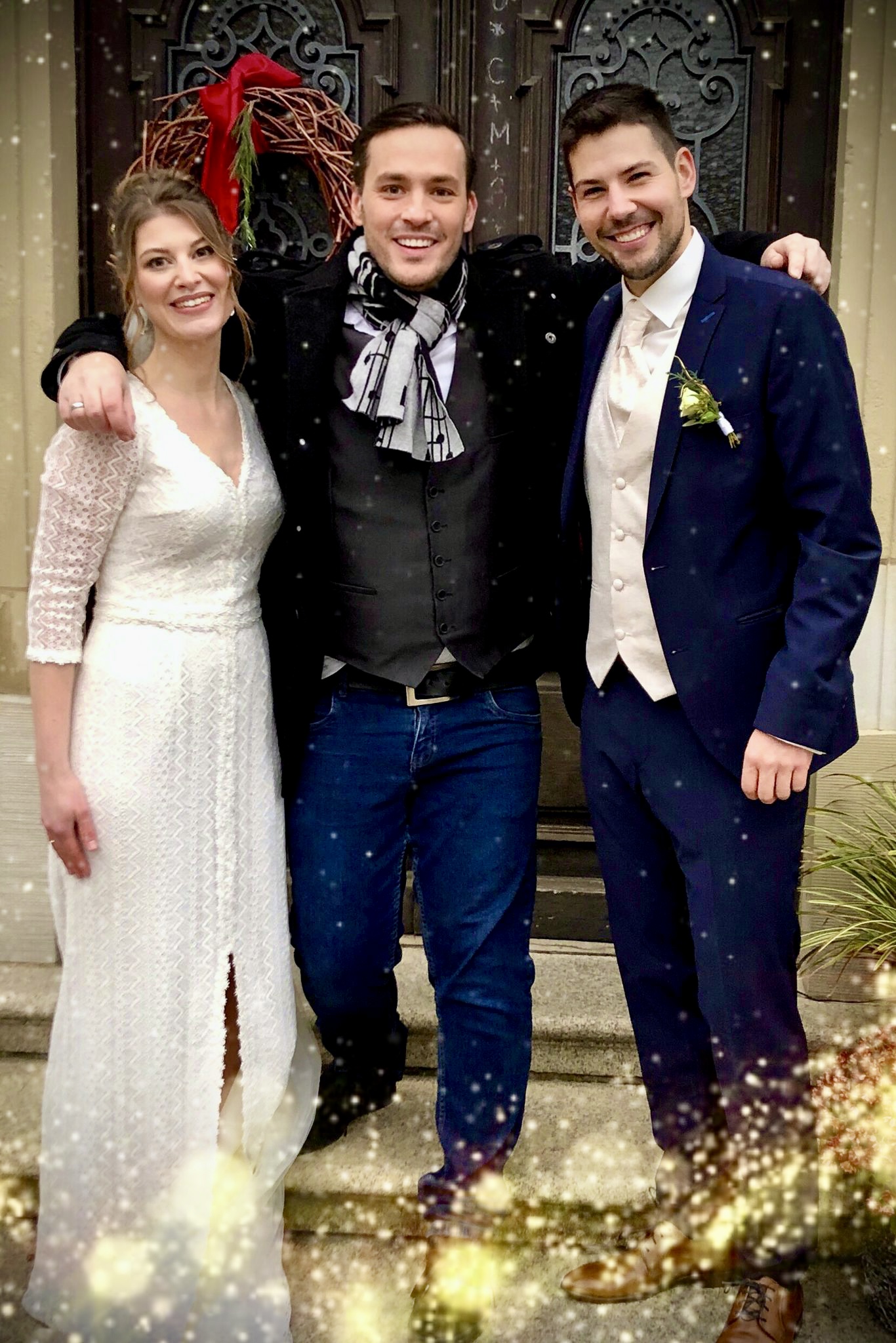 Hochzeitssänger Rico Klemm posiert nach der Trauung glücklich und herzlich mit dem frisch vermählten Brautpaar für ein gemeinsames Erinnerungsfoto.