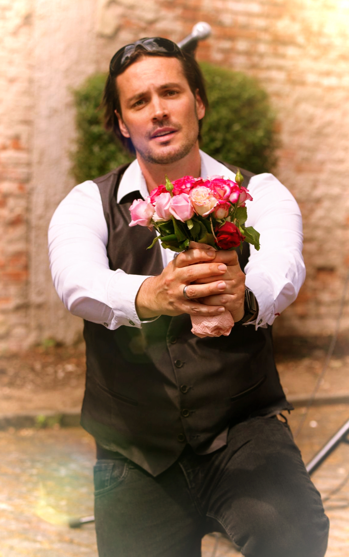 Hochzeitssänger Rico Klemm überreicht symbolisch einen Strauß Rosen für das Brautpaar.