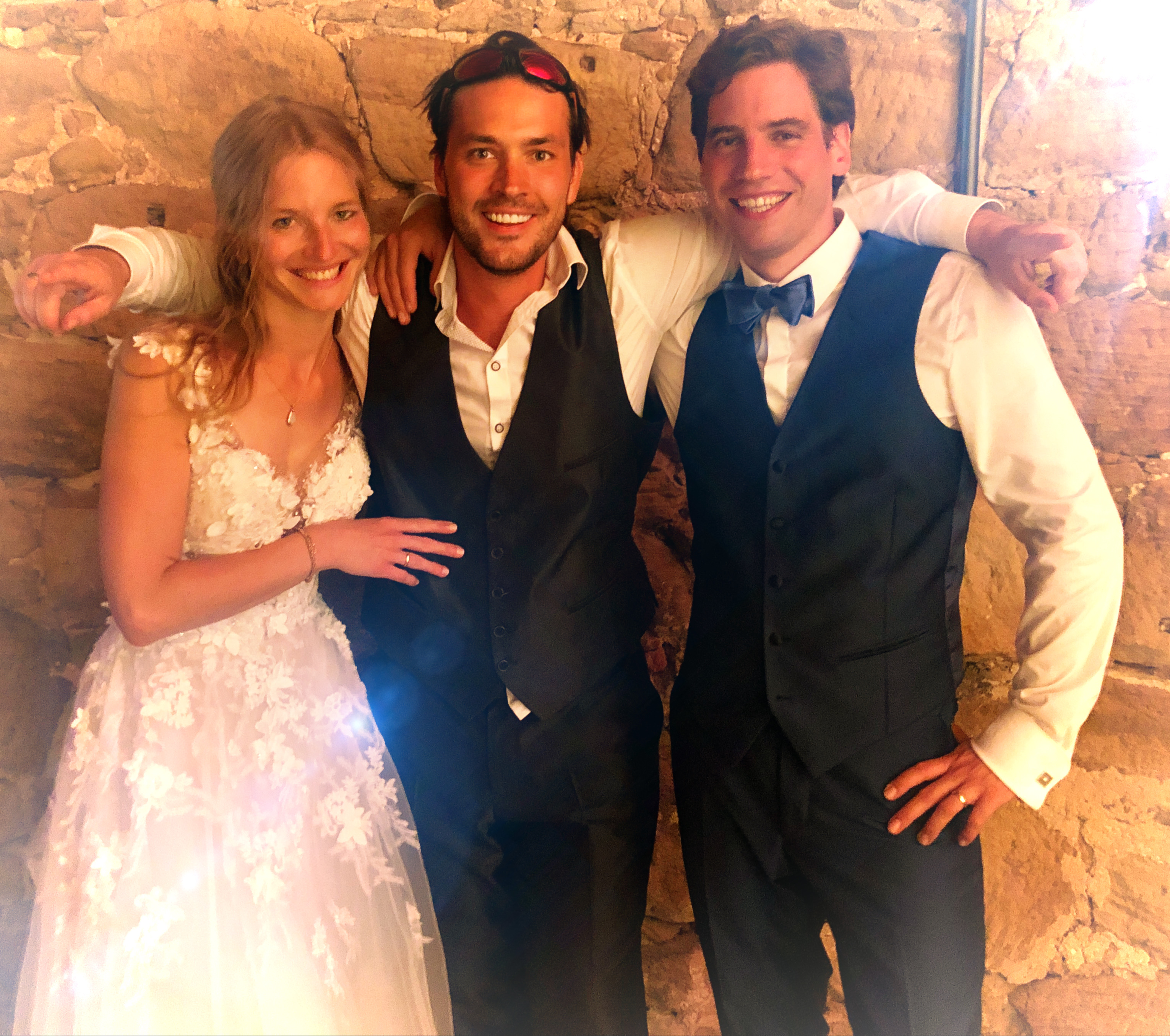 Ein glückliches Brautpaar und ihr Hochzeitssänger Rico Klemm bei einem herzlichen Erinnerungsfoto.