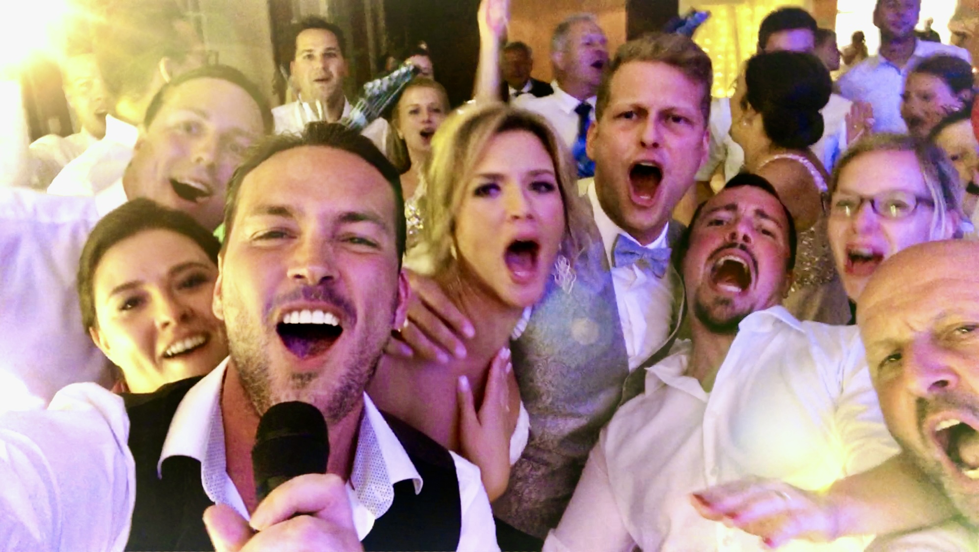 Entertainer und Sing-DJ Rico Klemm sorgt für eine unvergessliche Partystimmung, indem er mitten auf der Tanzfläche mit dem Brautpaar und allen Hochzeitsgästen singt.