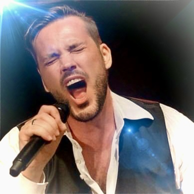 Sing-DJ Rico Klemm: Ein Sänger, der mit Herz und Seele singt. Dieses emotionale Bühnenfoto fängt seine Leidenschaft für die Musik perfekt ein.