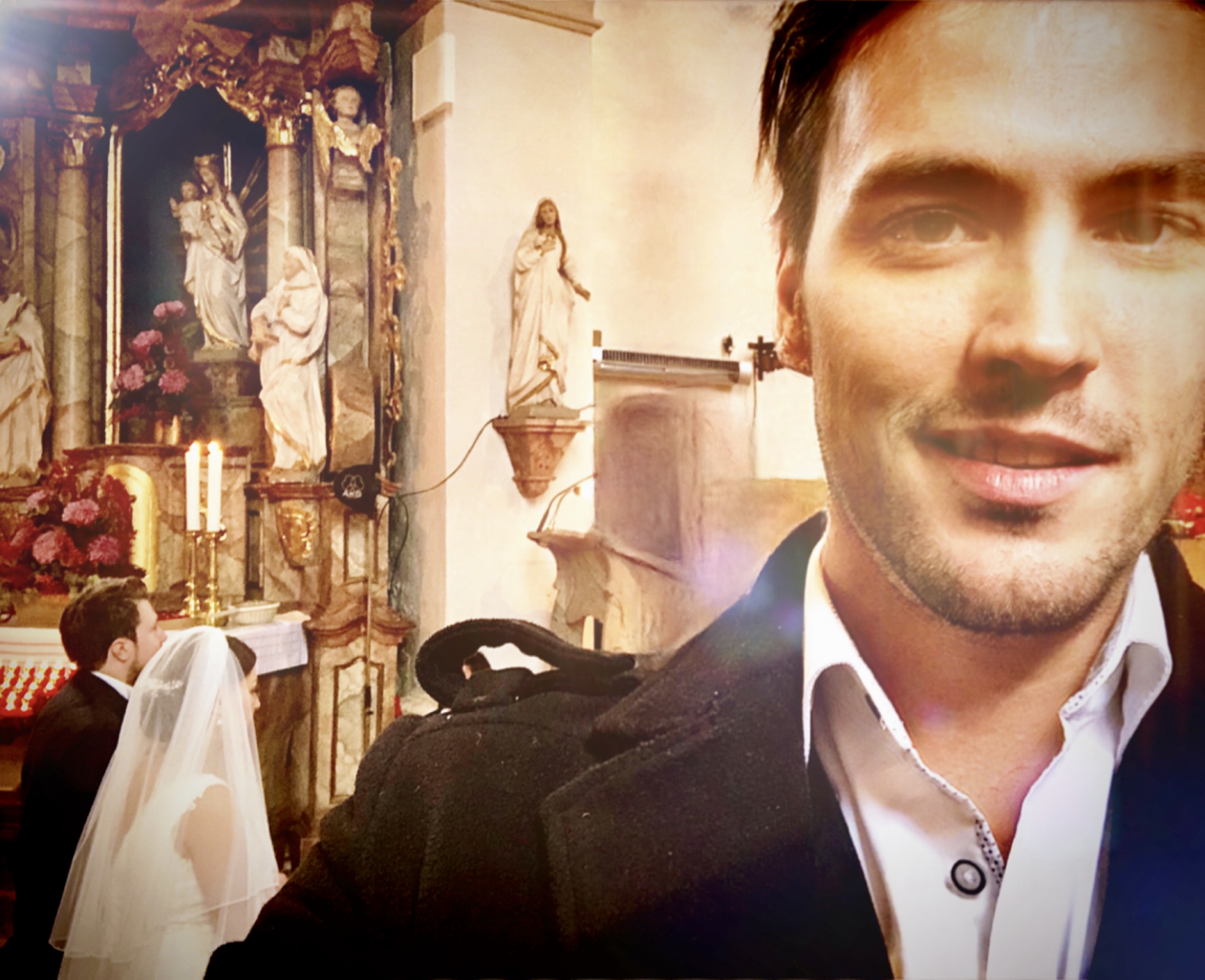 Für Gänsehautmomente: Sänger Rico Klemm begleitet eine Hochzeit in der Kirche. Das Bild zeigt ihn im Vordergrund und das Brautpaar während der feierlichen Zeremonie am Altar.