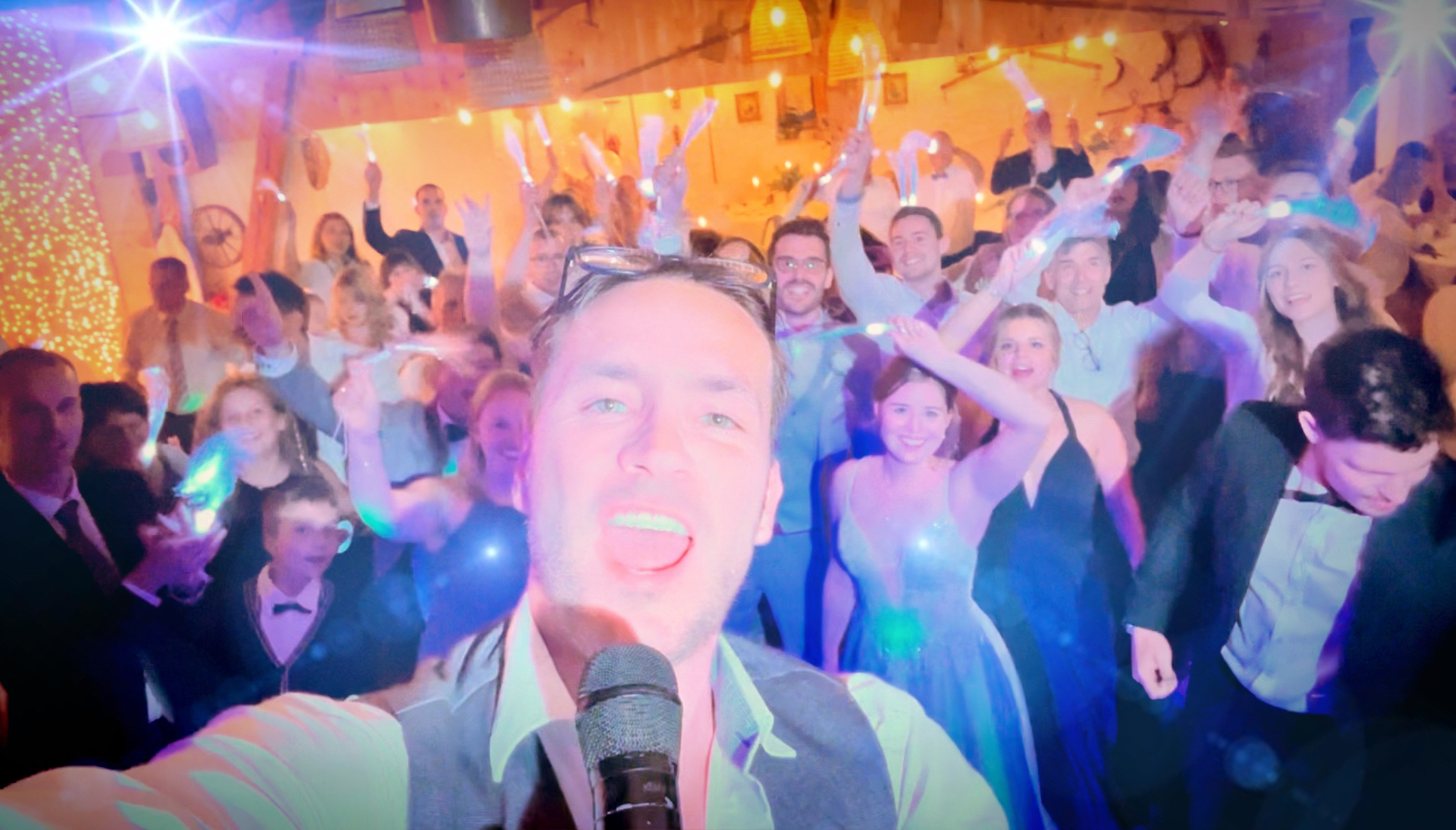 Magische Partynacht: Ein Selfie von Sing-DJ Rico Klemm zeigt eine riesige, feiernde Hochzeitsgesellschaft, die im Schein von Wunderkerzen eine stimmungsvolle Atmosphäre schafft.