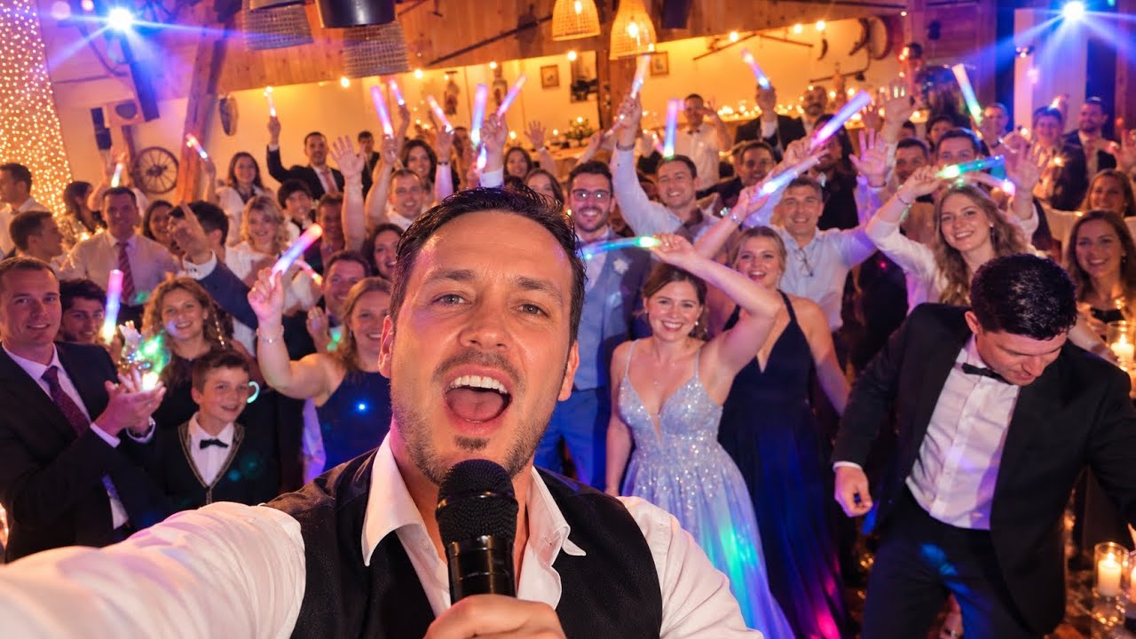 Vorschaubild zum Video: Hochzeitssänger und Hochzeits-DJ Rico singt inmitten feiernder Hochzeitsgäste.