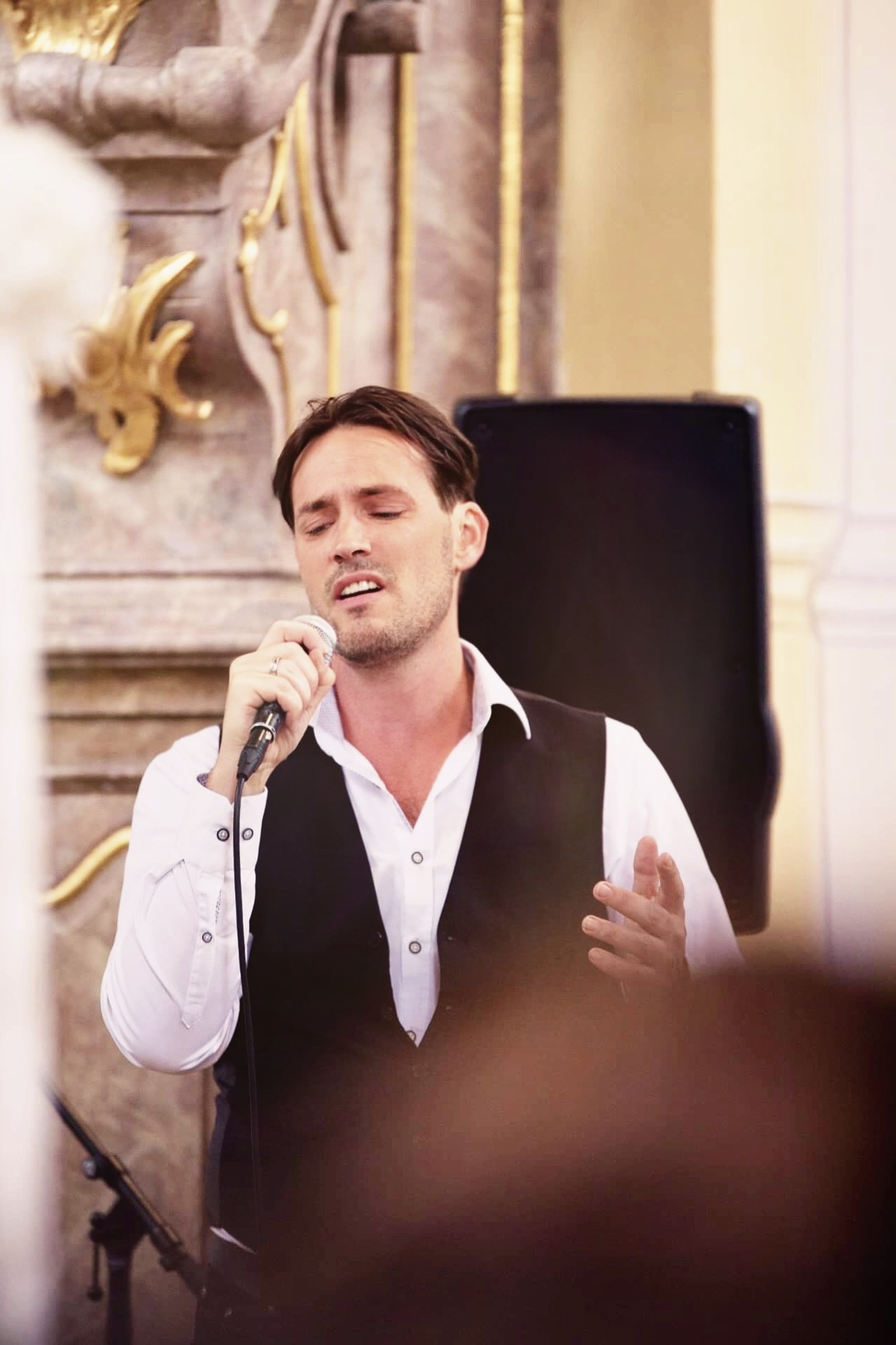 Hochzeitssänger Rico Klemm singt emotional mit geschlossenen Augen während einer Trauung in der Kirche.