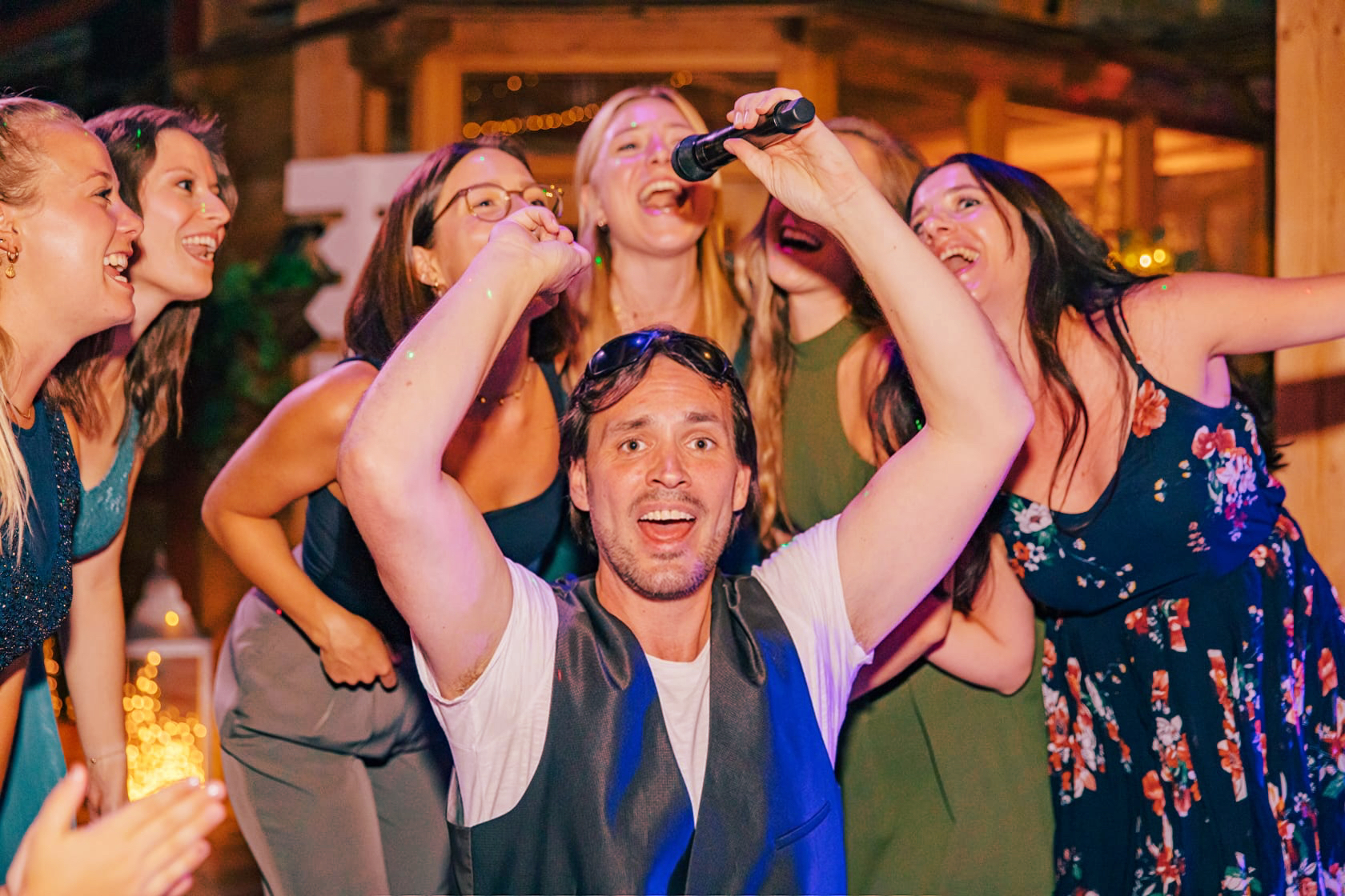 Sing-DJ Rico Klemm in Aktion: Gemeinsames Karaoke-Singen mit den Gästen sorgt für ausgelassene Stimmung auf einer Hochzeitsparty.