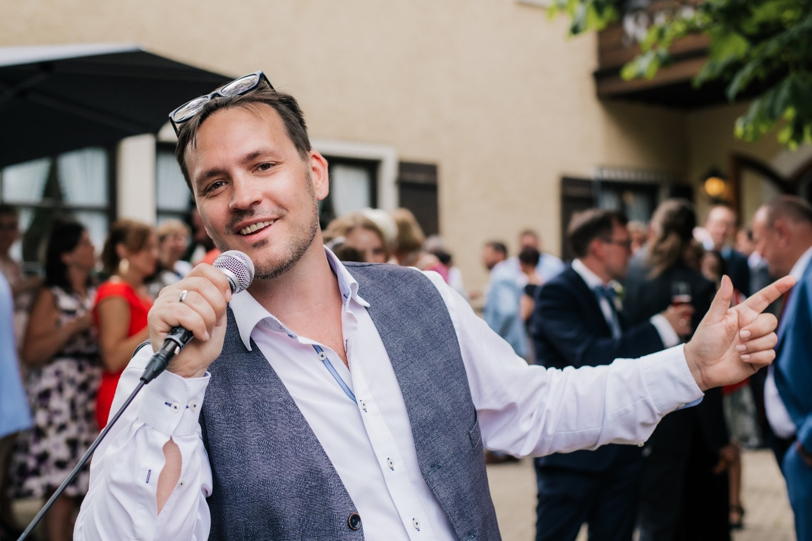Sing-DJ Rico Klemm sorgt als Sänger und Entertainer für gute Stimmung beim Sektempfang einer Hochzeit.