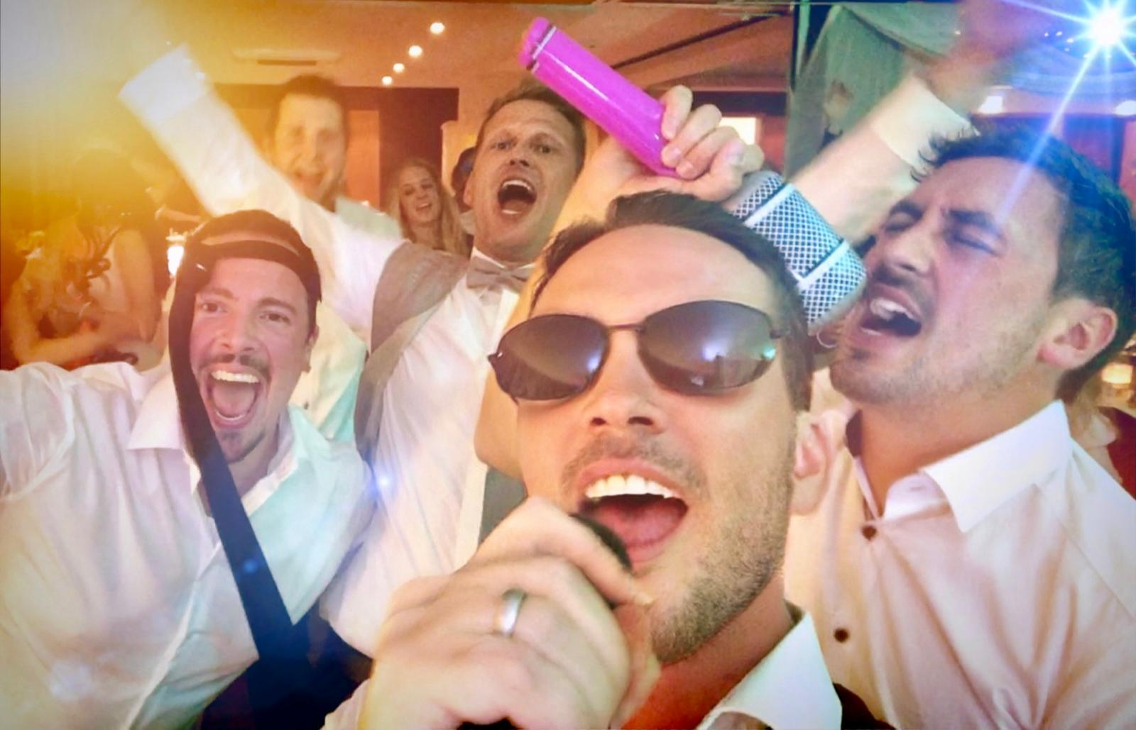 Entertainer und Sing-DJ Rico Klemm sorgt für eine unvergessliche Hochzeitsparty, indem er mitten auf der Tanzfläche mit den Gästen singt und feiert.